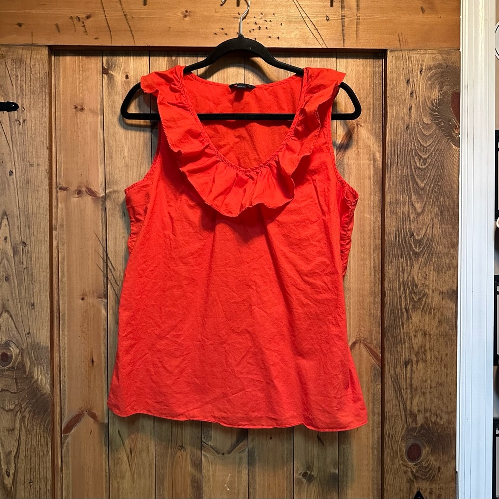 Banana Republic v neck sleeveless blouse with ruffle detail. EUC Size Large